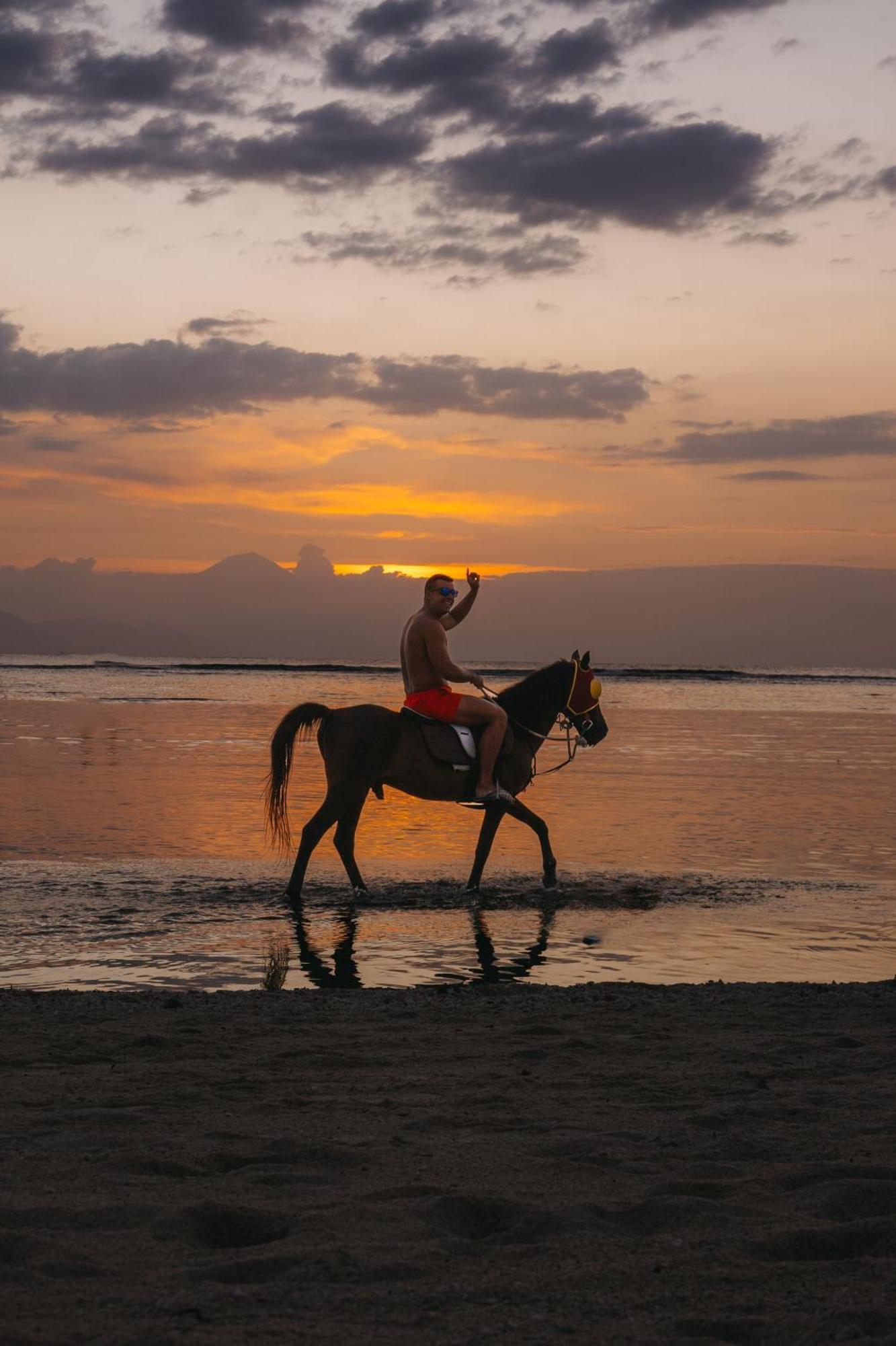 Ombak Sunset Hotel Gili Trawangan Exterior photo